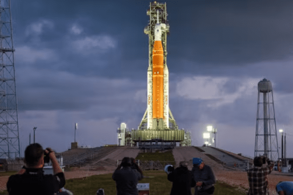 Foguete que levará astronautas na órbita da Lua na missão Artemis II