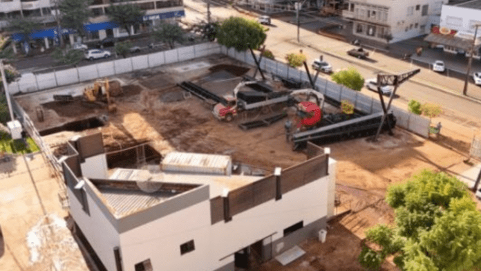 Imagem aérea da Praça Frei Bruno em Xaxim passando por reformas e construção de cobertura.