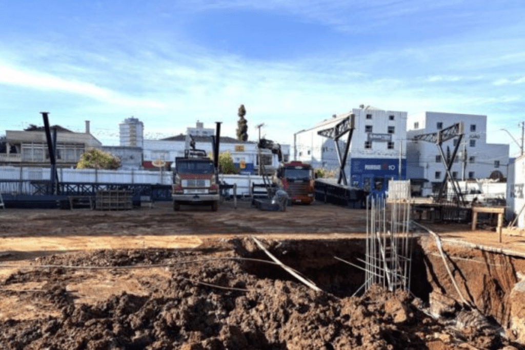 Imagem da Praça Frei Bruno em Xaxim passando por reformas e construção de cobertura.
