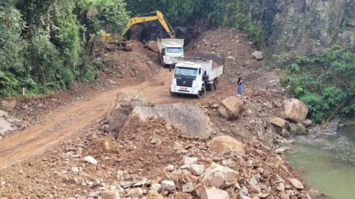 Escavadeiras e caçambas relizando o começo da escavação para o túnel de macrodrenagem em Xanxerê