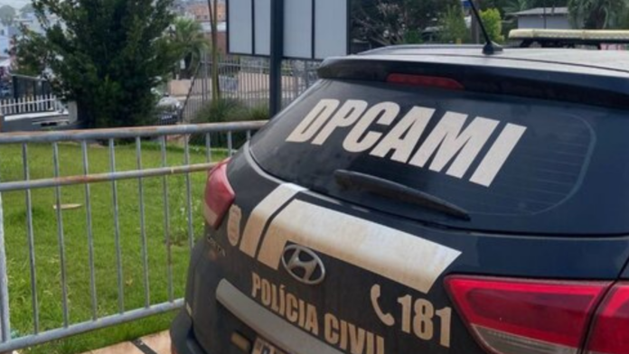Traseira do veículo da Delegacia de Proteção à Criança, Adolescente, Mulher e Idoso (DPCAMI) de Xanxerê