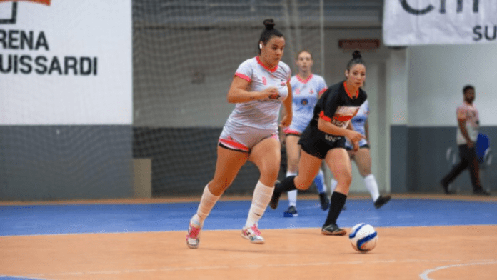 Jogadoras disputando bola na Copa Municipal de Futsal de Xanxerê