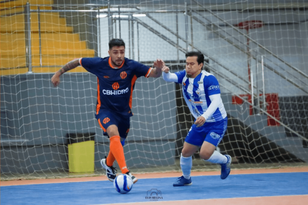 Jogadores em quadra disputando a bola na Copa Municipal de Futsal de Xanxerê