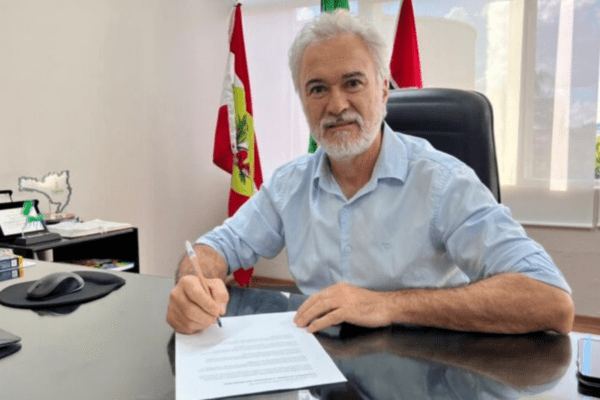 Prefeito de Xanxerê Oscar Martarello em seu escritório na prefeitura.