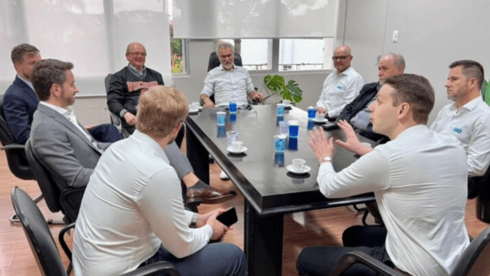 Participantes de reunão entre prefeitura de Xanxerê, e empresas BTA e americana Optum immunity.