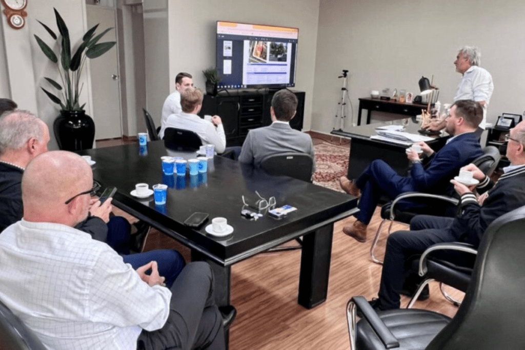 Visita internacional em Xanxerê, com empresa BTA e americana Optum Immunity, em reunião na prefeitura.