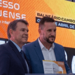 Prefito de Faxinal dos Guedes, Jader Adriel Danielli, recebendo o prêmio "prefeito Inovador 2026".