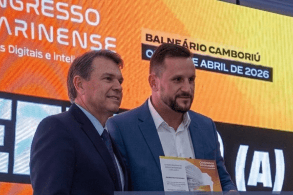 Prefito de Faxinal dos Guedes, Jader Adriel Danielli, recebendo o prêmio "prefeito Inovador 2026".