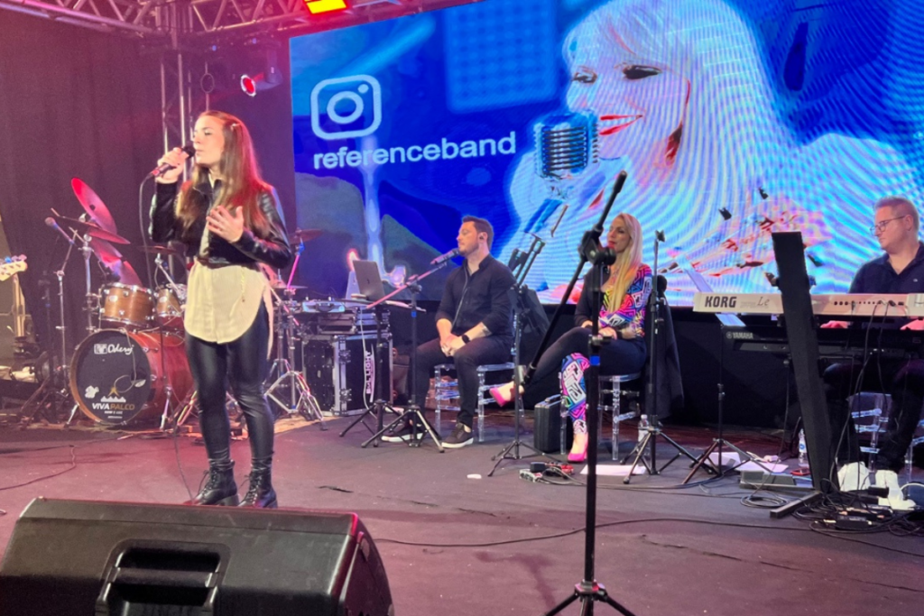 Artista no palco do fFestival da Canção "Canta Xanxere" em Xanxerê