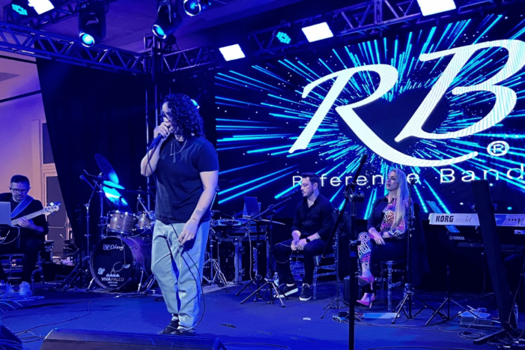 Artista no palco do fFestival da Canção "Canta Xanxere" em Xanxerê