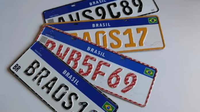 Placas de carros de várias cores, modelo novo, Mercosul.