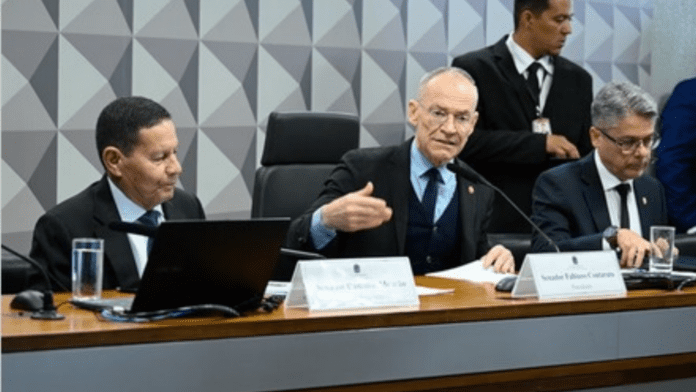 Mesa da CPI do Crime Organizado com relator e senador Hamilton Mourão.