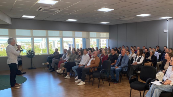 O prefeito de Xanxerê, Oscar Martarello, durante reunião das secretarias