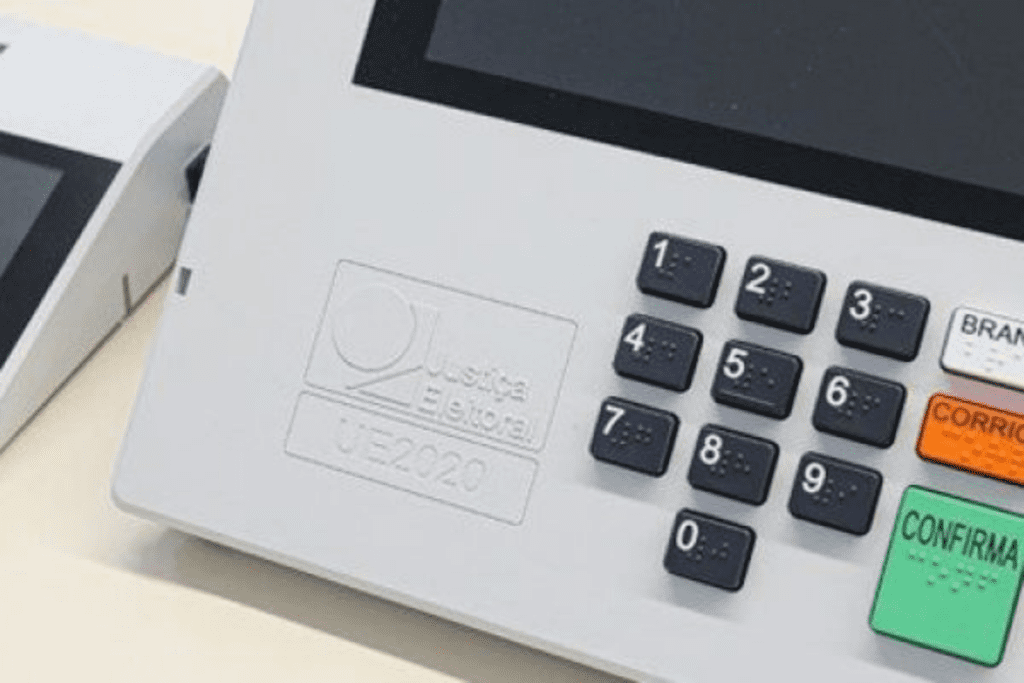 Imagem teclado e parte do monitor da urna eletrônica