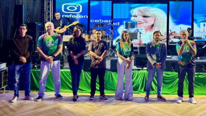 Prefeito de Xanxerê no palco do evento 'Canta Xanxerê