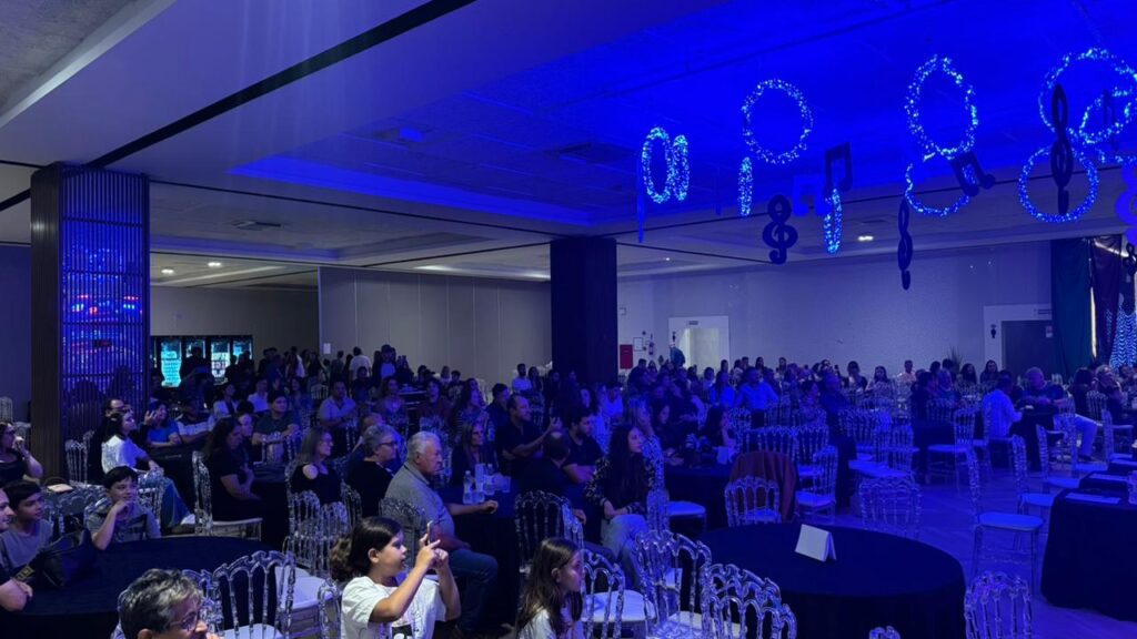 Cantores no palco da Semifinal do VII Canta Xanxerê 