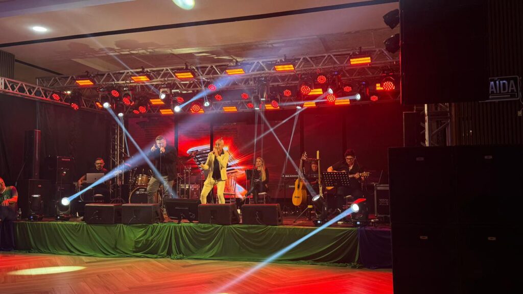 Cantores no palco da Semifinal do VII Canta Xanxerê 