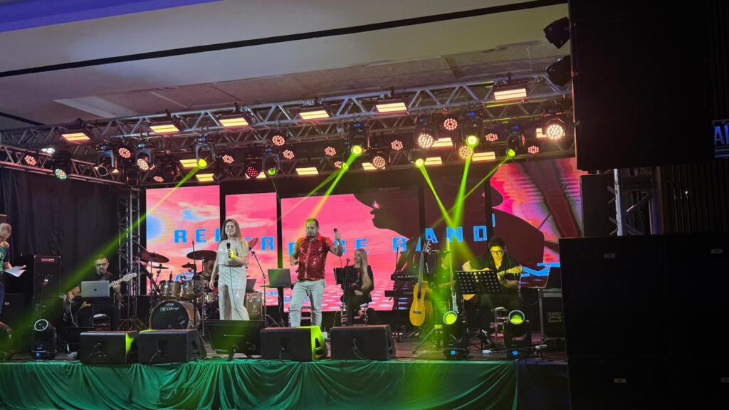 Cantores no palco da Semifinal do VII Canta Xanxerê 