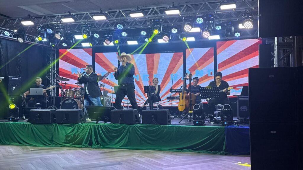 Cantores no palco da Semifinal do VII Canta Xanxerê 