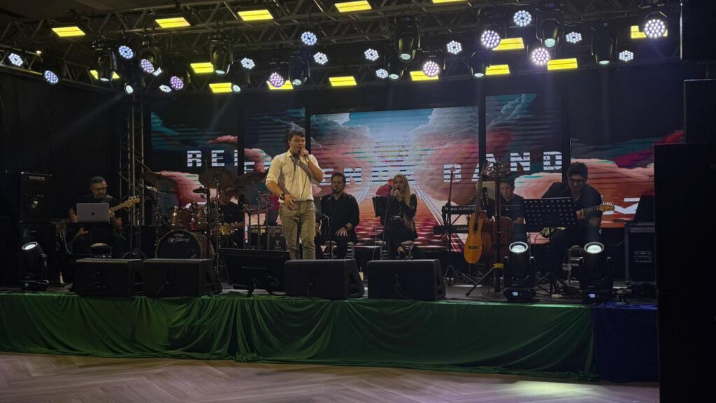 Cantores no palco da Semifinal do VII Canta Xanxerê 