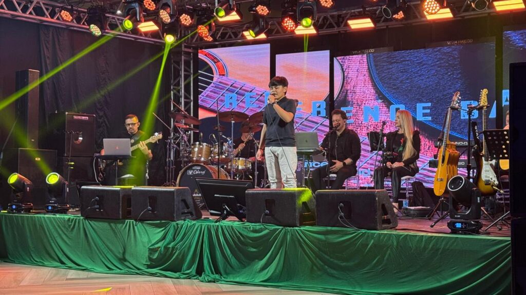 Cantores no palco da Semifinal do VII Canta Xanxerê 