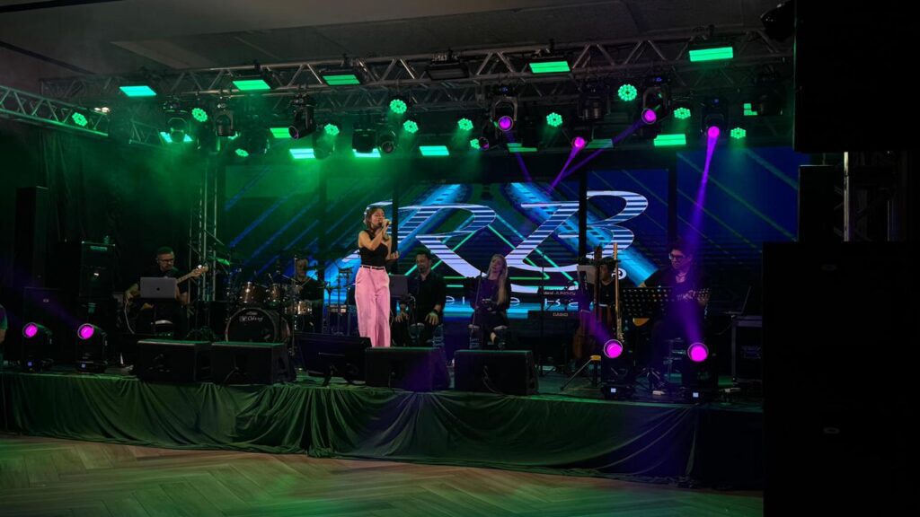 Cantores no palco da Semifinal do VII Canta Xanxerê 