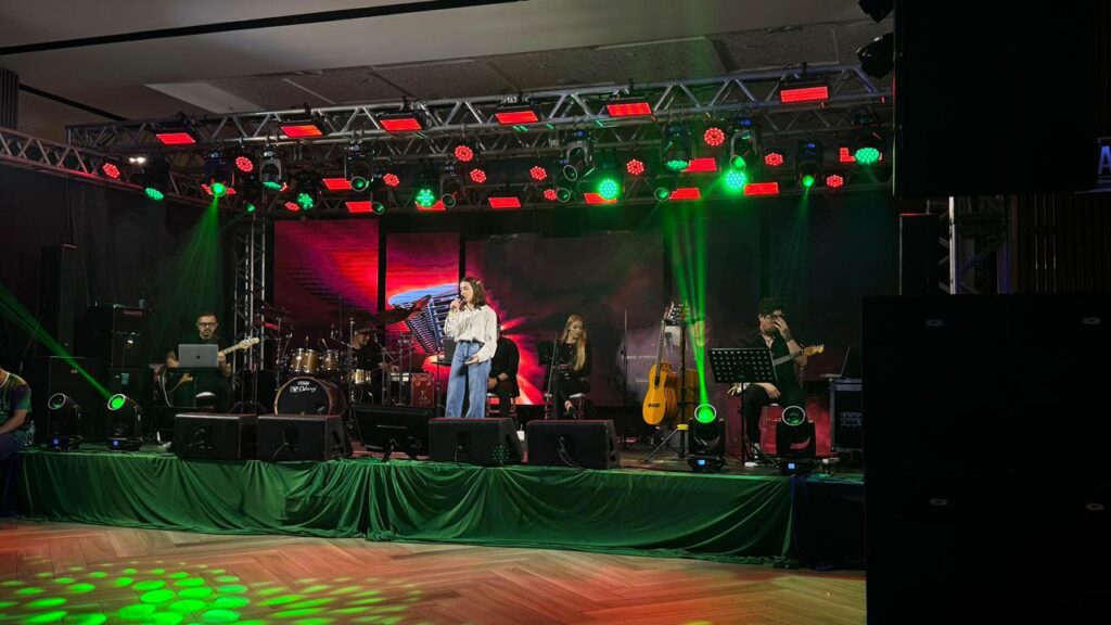 Cantores no palco da Semifinal do VII Canta Xanxerê 