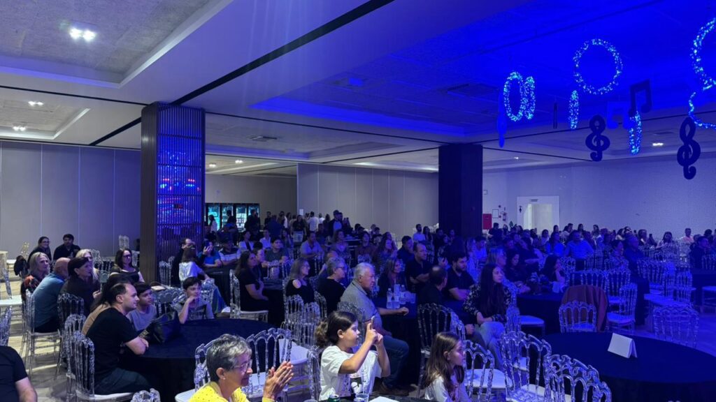 Cantores no palco da Semifinal do VII Canta Xanxerê 