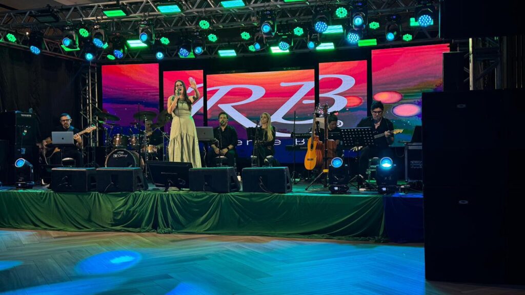 Cantores no palco da Semifinal do VII Canta Xanxerê 