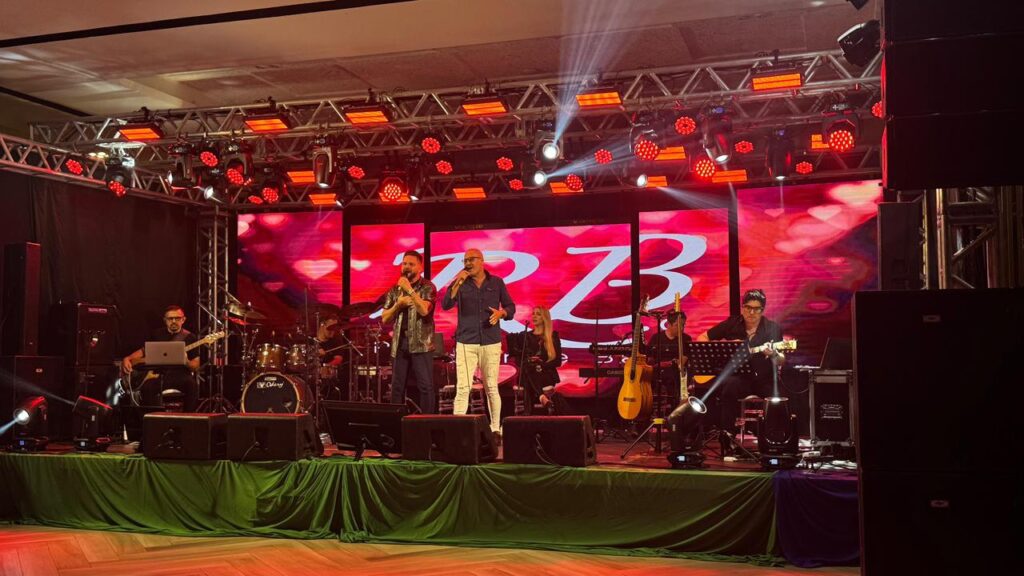 Cantores no palco da Semifinal do VII Canta Xanxerê 