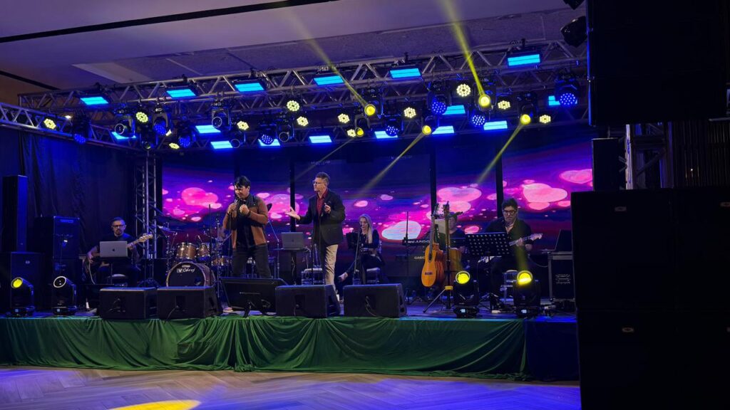 Cantores no palco da Semifinal do VII Canta Xanxerê 