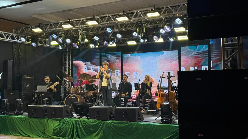 Cantores no palco da Semifinal do VII Canta Xanxerê 