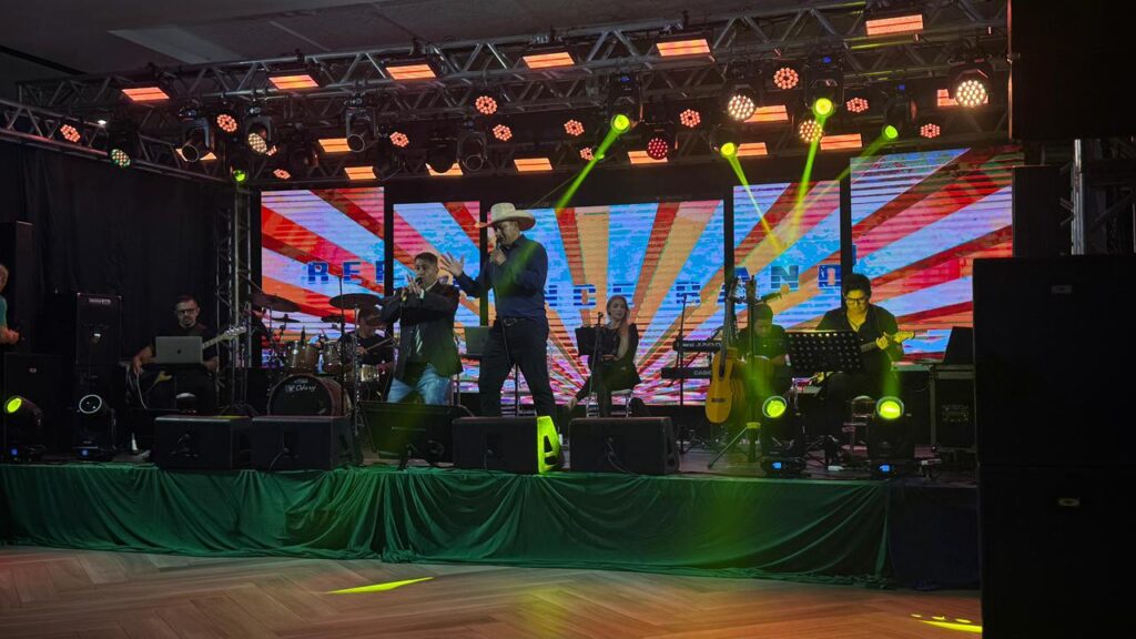 Cantores no palco da Semifinal do VII Canta Xanxerê 