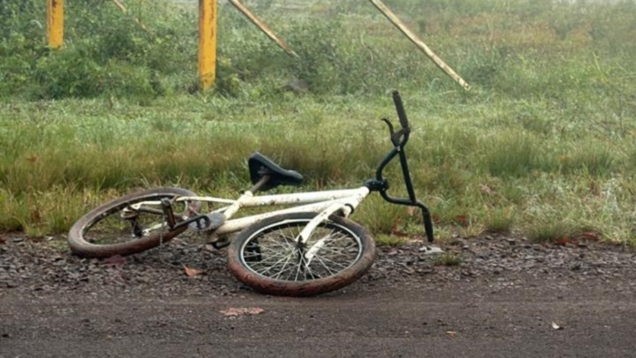 Bicicleta em rua de terra no interior de Abelardo Luz
