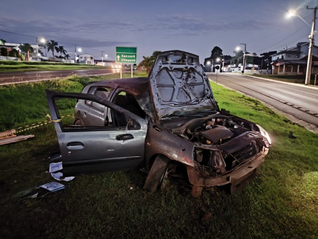 Carro dstruído após capotamento em Ponte Serrada