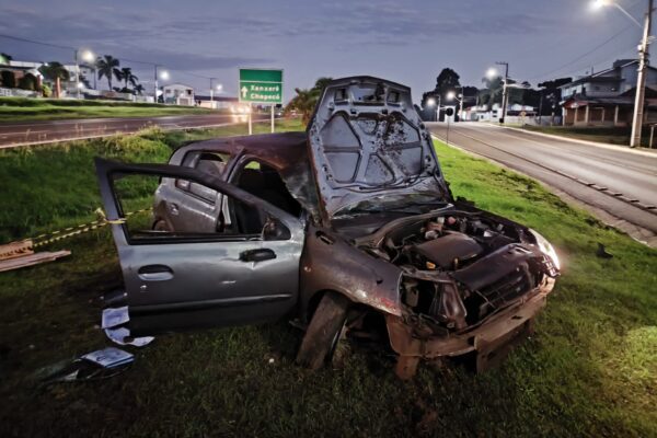 Carro dstruído após capotamento em Ponte Serrada