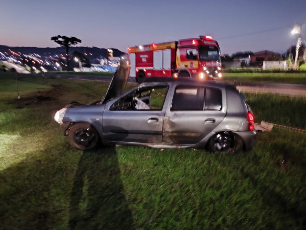 Capotamento de automóvel na BR-282 deixa feridos em Ponte Serrada