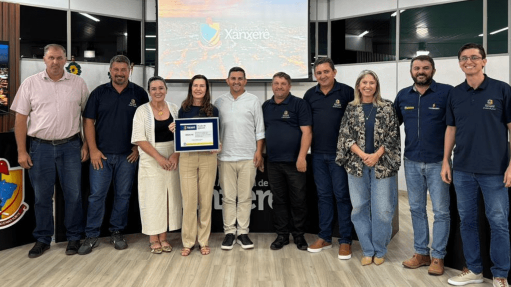 Vereadores e coordenadora do SENAC posam para foto na Câmara de Vereadores de Xanxerê