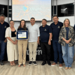 Vereadores e coordenadora do SENAC posam para foto na Câmara de Vereadores de Xanxerê