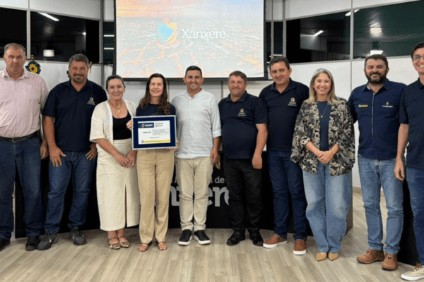 Vereadores e coordenadora do SENAC posam para foto na Câmara de Vereadores de Xanxerê