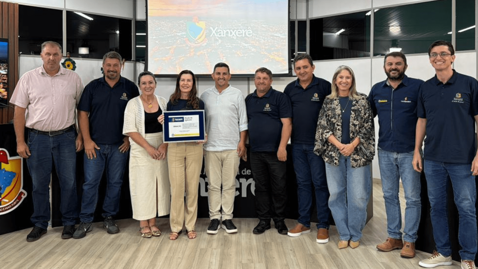 Vereadores e coordenadora do SENAC posam para foto na Câmara de Vereadores de Xanxerê