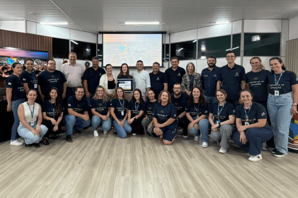 Vereadores e integrantes do SENAC posam para foto na Câmara municipal.