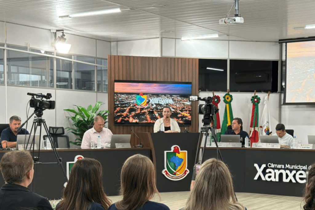 Vereadora Luciana na bancada da Cãmara de vereadores de Xanxerê