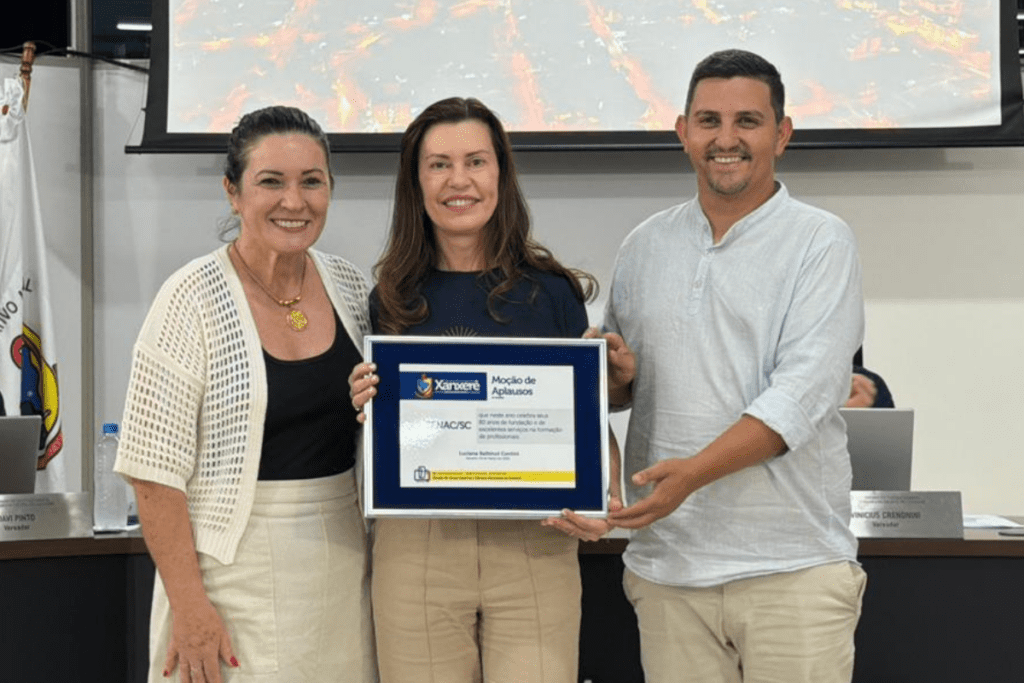 Presidente da Câmara de Xanxerê e vereadora Luciana entregam placa á coordenadora do SENAC Xanxerê á Cledir Orlandi.