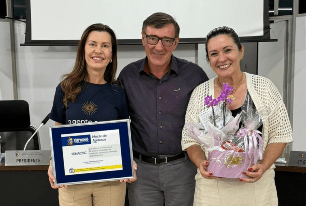 Cledir Orlandi recebe placa na Câmara de Xanxerê