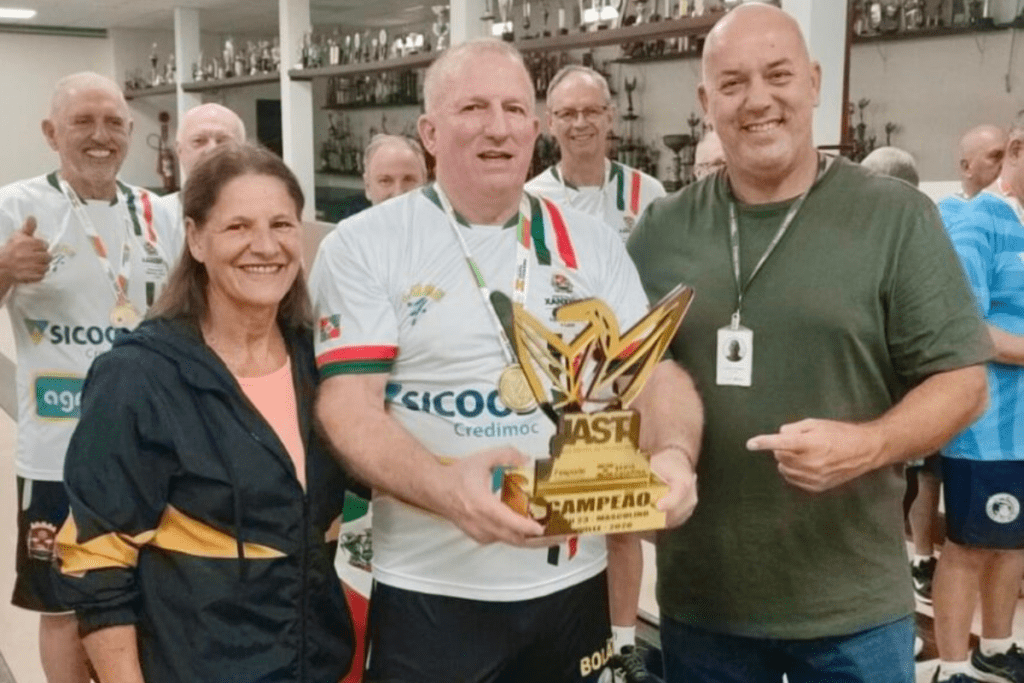 Capitão da equipe de Bolão 23 de Xanxerê campeã da modalidade no Jasti 2026 com troféu na mão