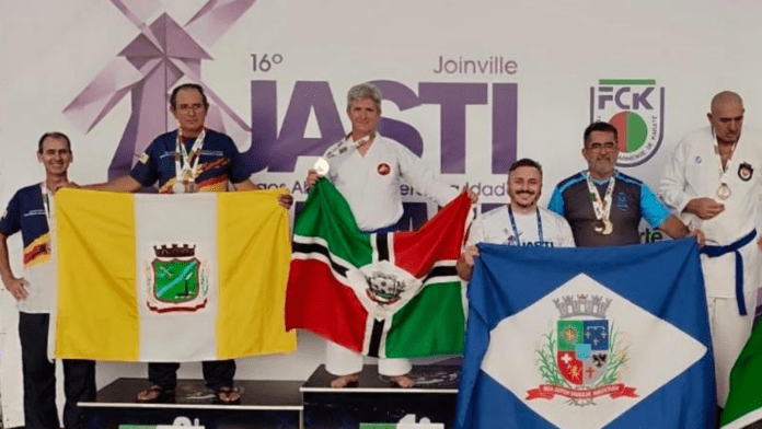 O atleta Darcy Wittes da Silva garantiu o primeiro lugar na modalidade katá, em Joinville nos JASTI