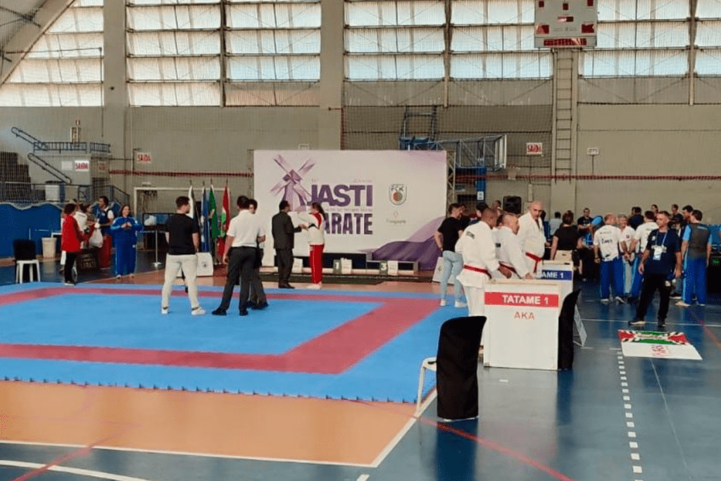 Ginásio com tatame onde ocorrem as competições de luta no Jasti em Joinville.