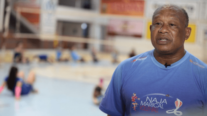 Valdir Marical e ao funso quadra de voleibol