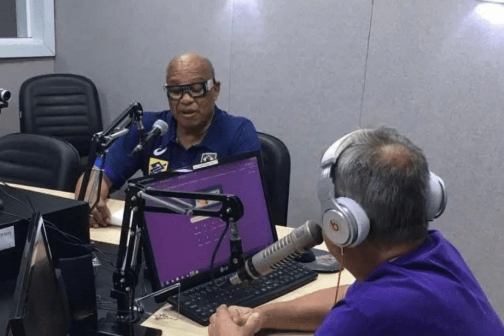 Valdir Marical dando entrevista em uma rádio de Xanxerê.
